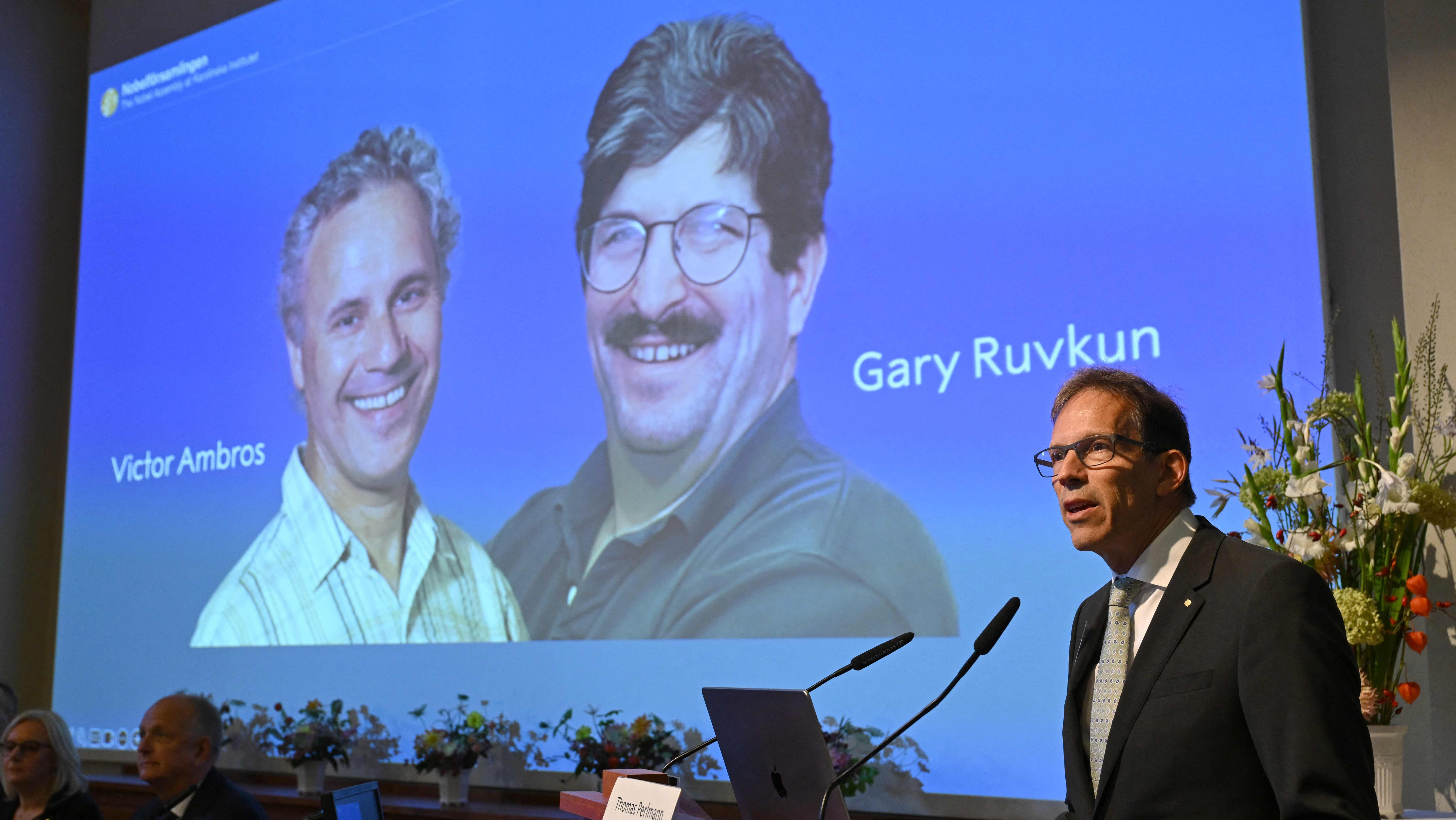 To forskere får Nobelpris i medicin for fund af molekyler | Nyheder | DR