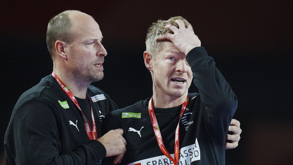 Uden sin makker trækker Lars Jørgensen i chefdragten med nervøse miner ...