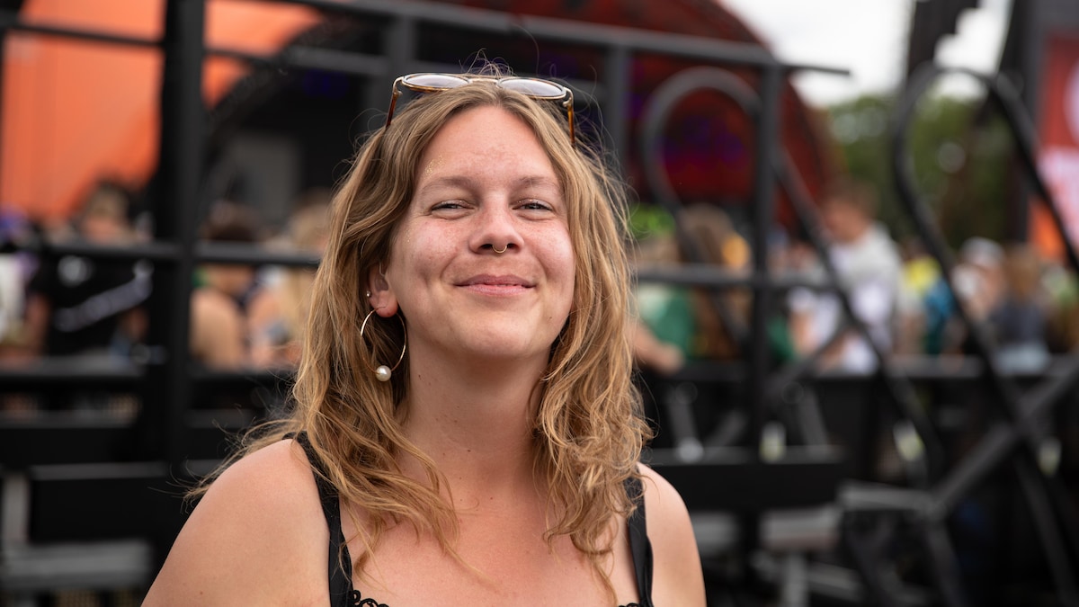 Maria kan ikke høre én eneste af sangene på Roskilde. Sådan er det at ...