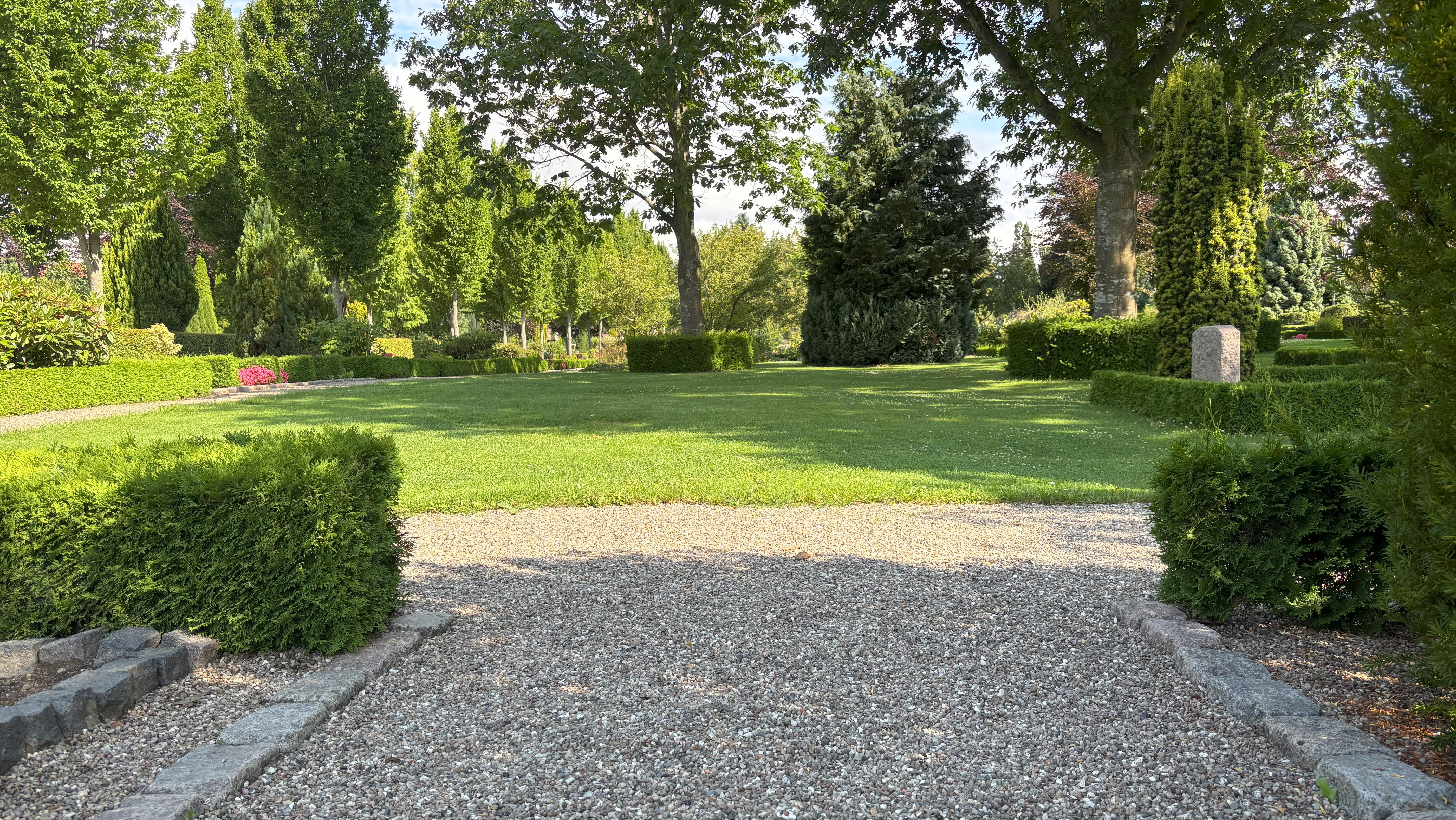 Urner versus Kister: Fredericia Vender Ryggen til Cremationens Popularitet – Hvad Koster Valget?