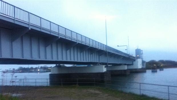 Skib sejlede ind i bro | Indland | DR