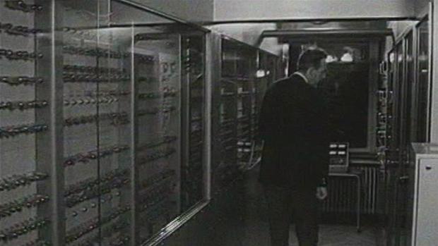 ARKIV-VIDEO Historiens første danske computer ser dagens lys | Indland | DR