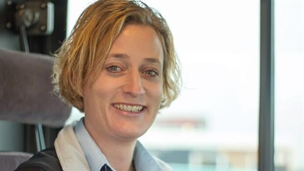 Dorthe er årets buschauffør: Hun pynter op til jul og synger sange i ...