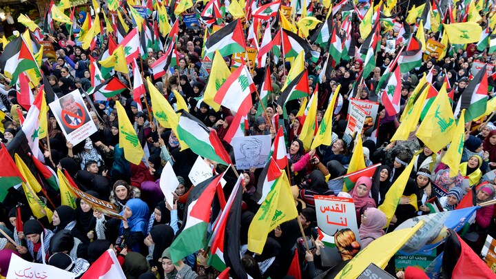 Hizbollah samler titusinder i protest mod Trump