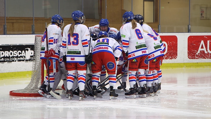 VIDEO Danmarks førende ishockeykvinder jagter modstand i Sverige