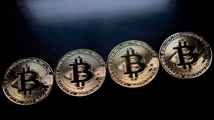 Bitcoin styrtdykker i værdi