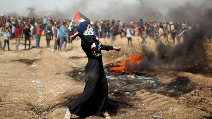 Mellem tåregas og brændende bildæk: Mindst 500 er såret i Gaza