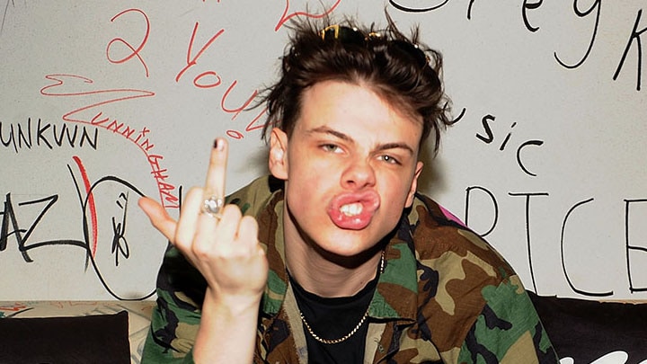 19-årigt stjernefrø langer ud efter populære rockmusikere: I er bare nogle idioter i læderjakker