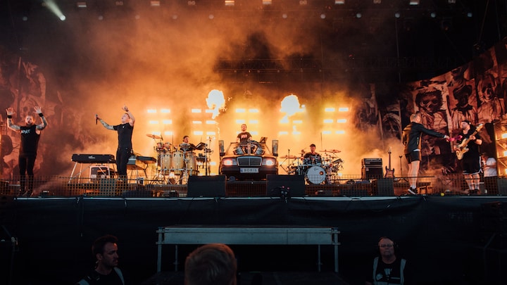Danske hitmagere river publikum rundt til heftig festivalkoncert: 'Der var nogen, der viste patter!'