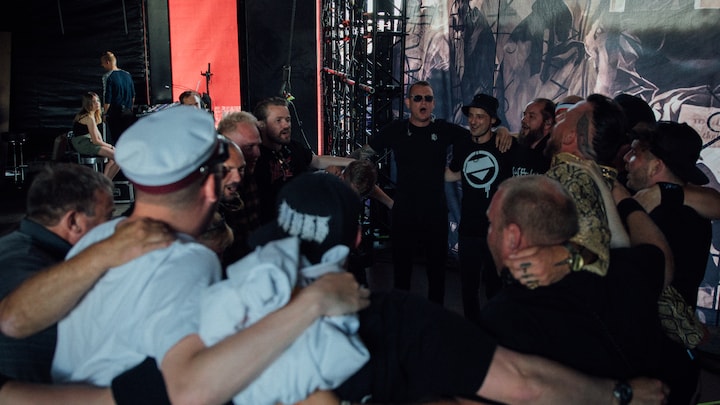 Danske hitmagere river publikum rundt til heftig festivalkoncert: 'Der var nogen, der viste patter!'