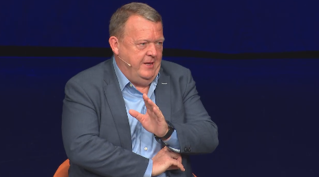 Lars Løkke imiterer Trump på foredragsturné: Han kaldte mig 'Kongen af ...