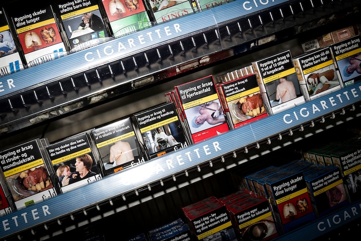 Nu kan du ikke længere se tobaksprodukter i butikkerne. Og det har positiv  effekt på børn og unge | Indland