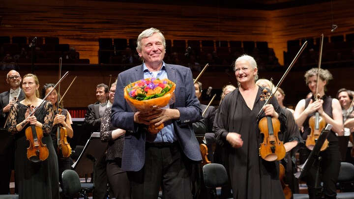 Dirigenten Michael Schønwandt får Kammersanger Emil Holms Mindelegat