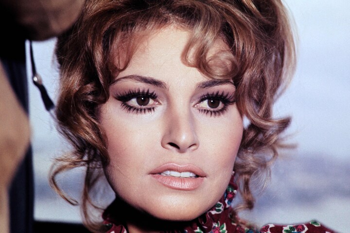Hollywoodstjernen Raquel Welch er død | Nyheder | DR