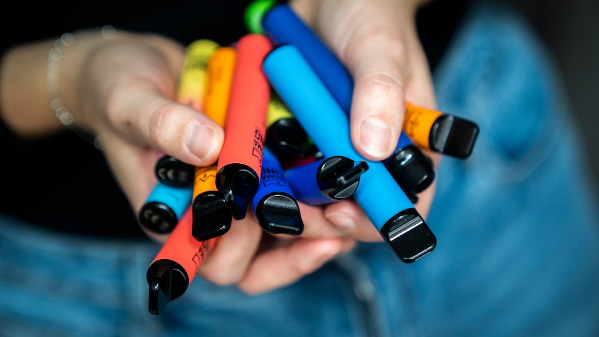 Elever handler ulovligt med skadelige puff bars i skolegrden: 'Slger et sug for fem kroner' | Syd- og Snderjylland | DR Elever handler ulovligt med skadelige puff bars i skolegrden: 'Slger et sug for fem kroner' | Syd- og Snderjylland | DR