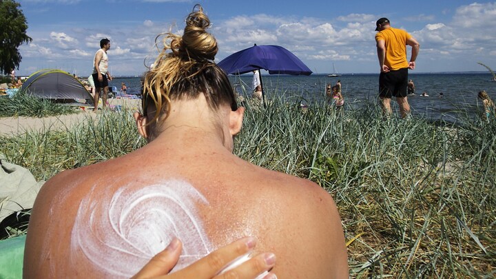 Forbrugerrådet Tænk har fundet mistænkelige kemikalier i halvdelen af testede solcremer