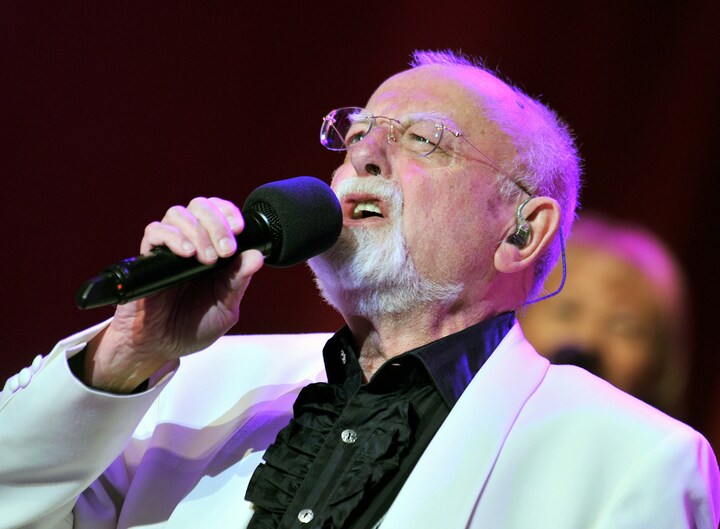Musikeren Roger Whittaker er død | Nyheder | DR