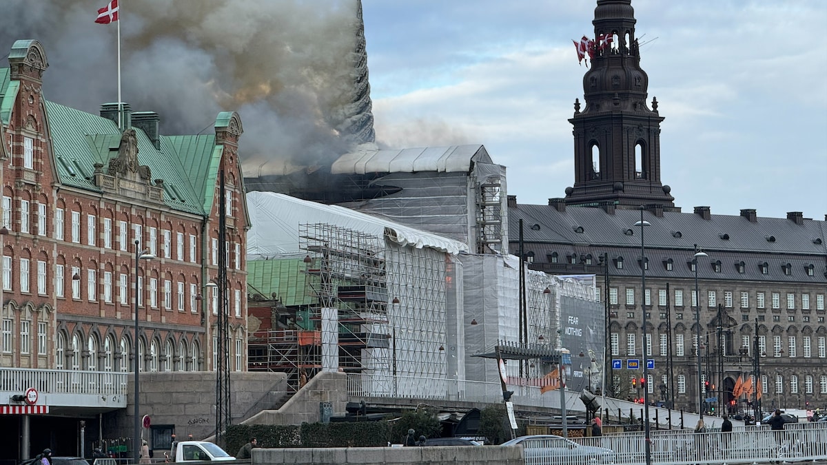 Børsen i København står i brand: '400 års kulturarv i flammer'