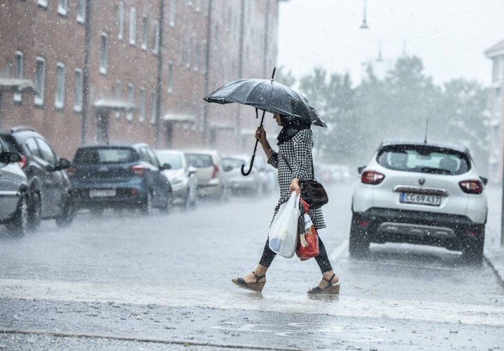 Mandag med skybrud, torden og blæst | Vejret | DR