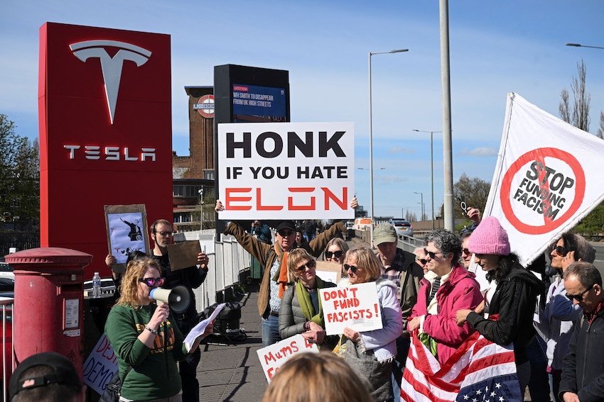 HONK IF YOU HATE ELON! Mass movement gains traction against the extremely unpopular far-right politician Elon Musk and his extremely unpopular cars as protesters burn Teslas in several big cities [Danish article, use a browser extension for instant translation] 🚗🔥