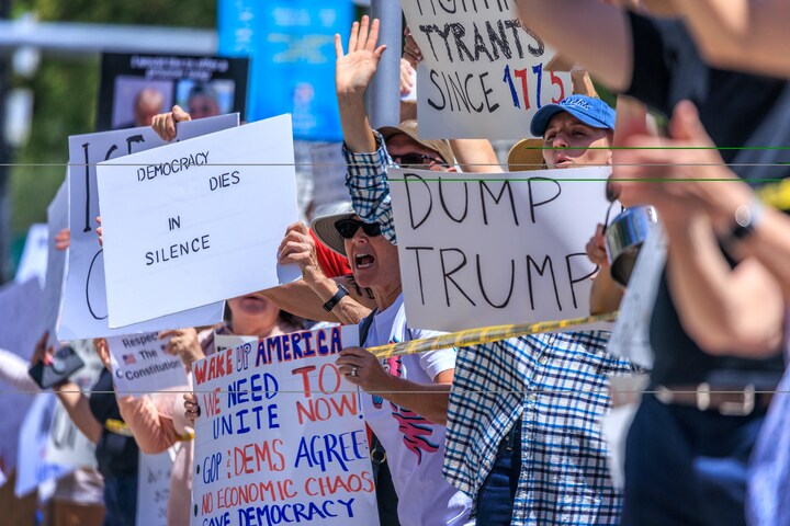 Tusindvis af amerikanere gik på gaden i dag over hele USA 'Make America ...