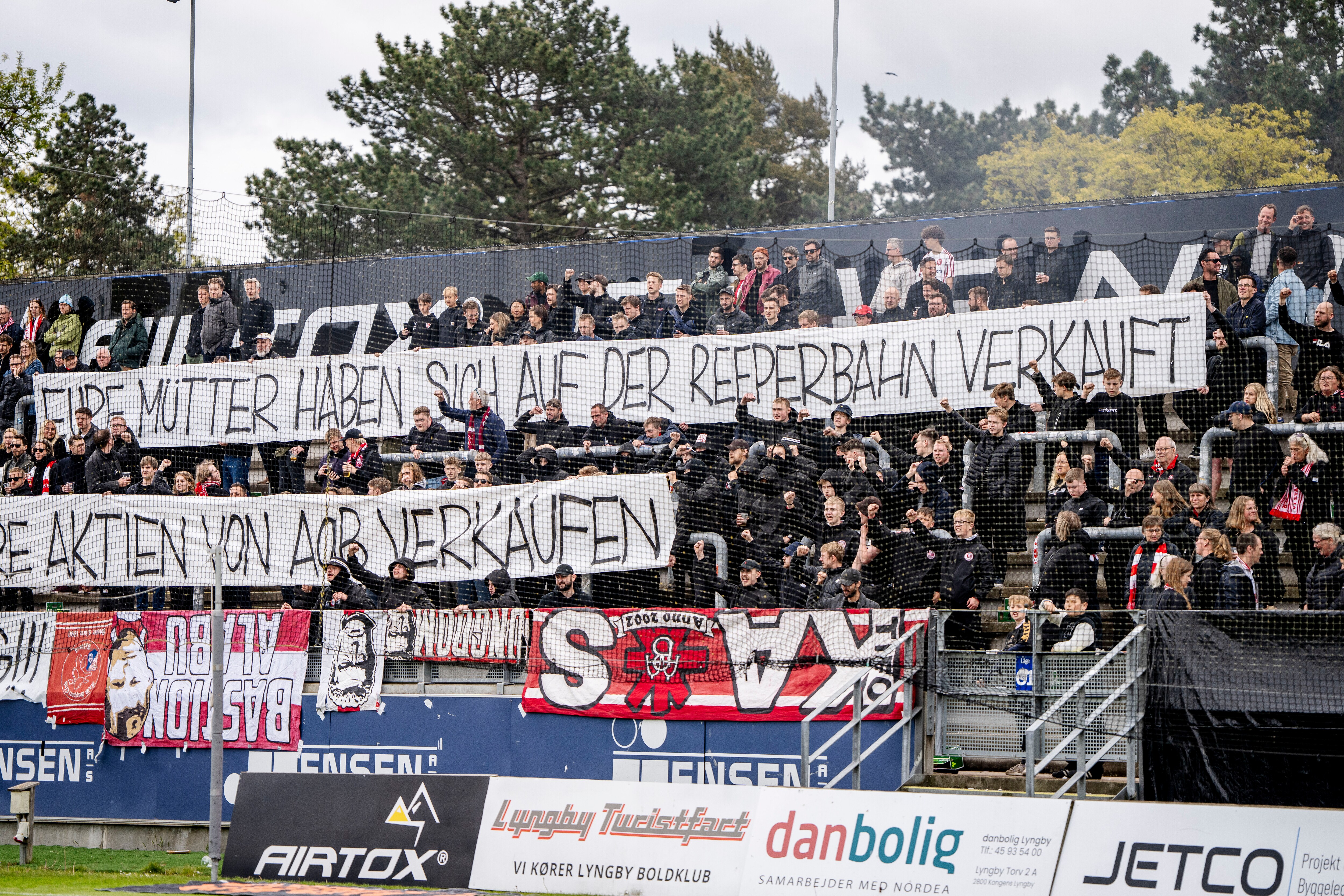 Vrede AaB-fans har kun ét mål: 'Ejerne skal ud af klubben' | Fodbold | DR
