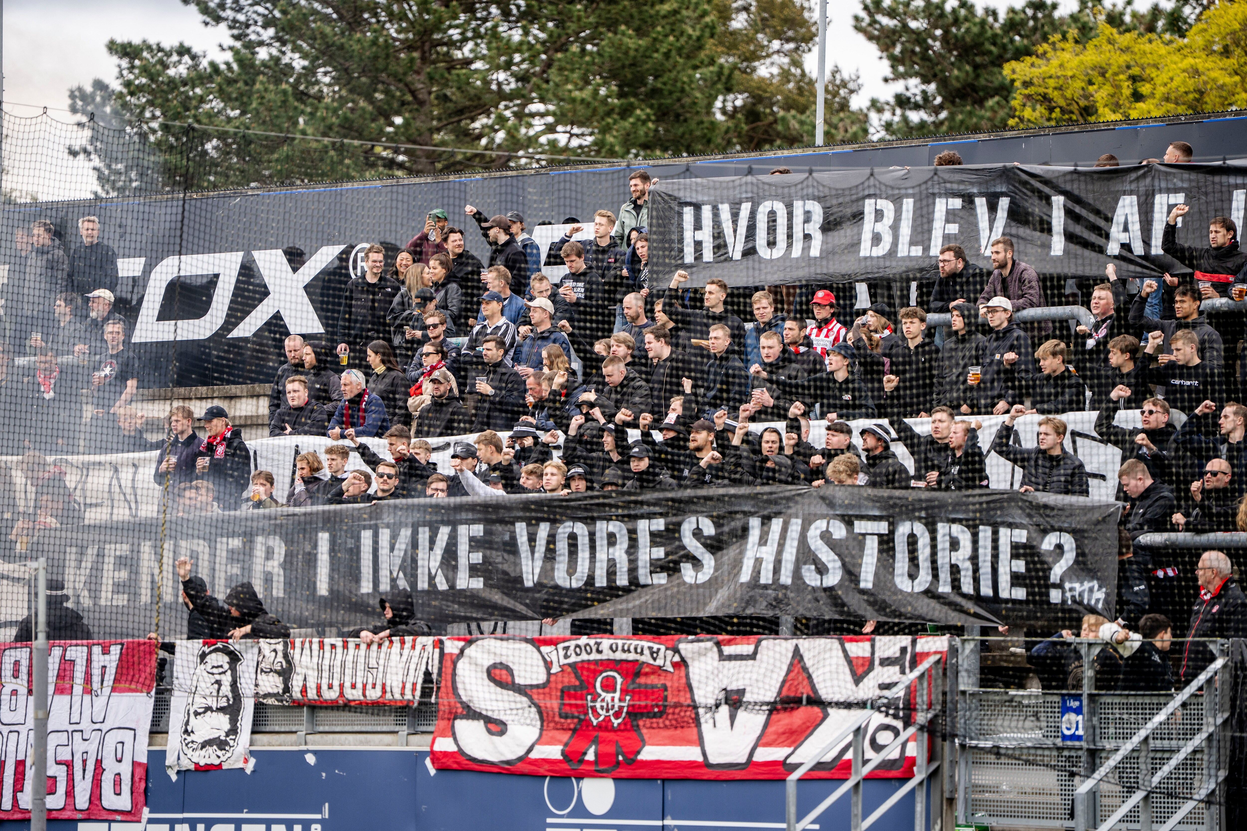 Vrede AaB-fans har kun ét mål: 'Ejerne skal ud af klubben' | Fodbold | DR