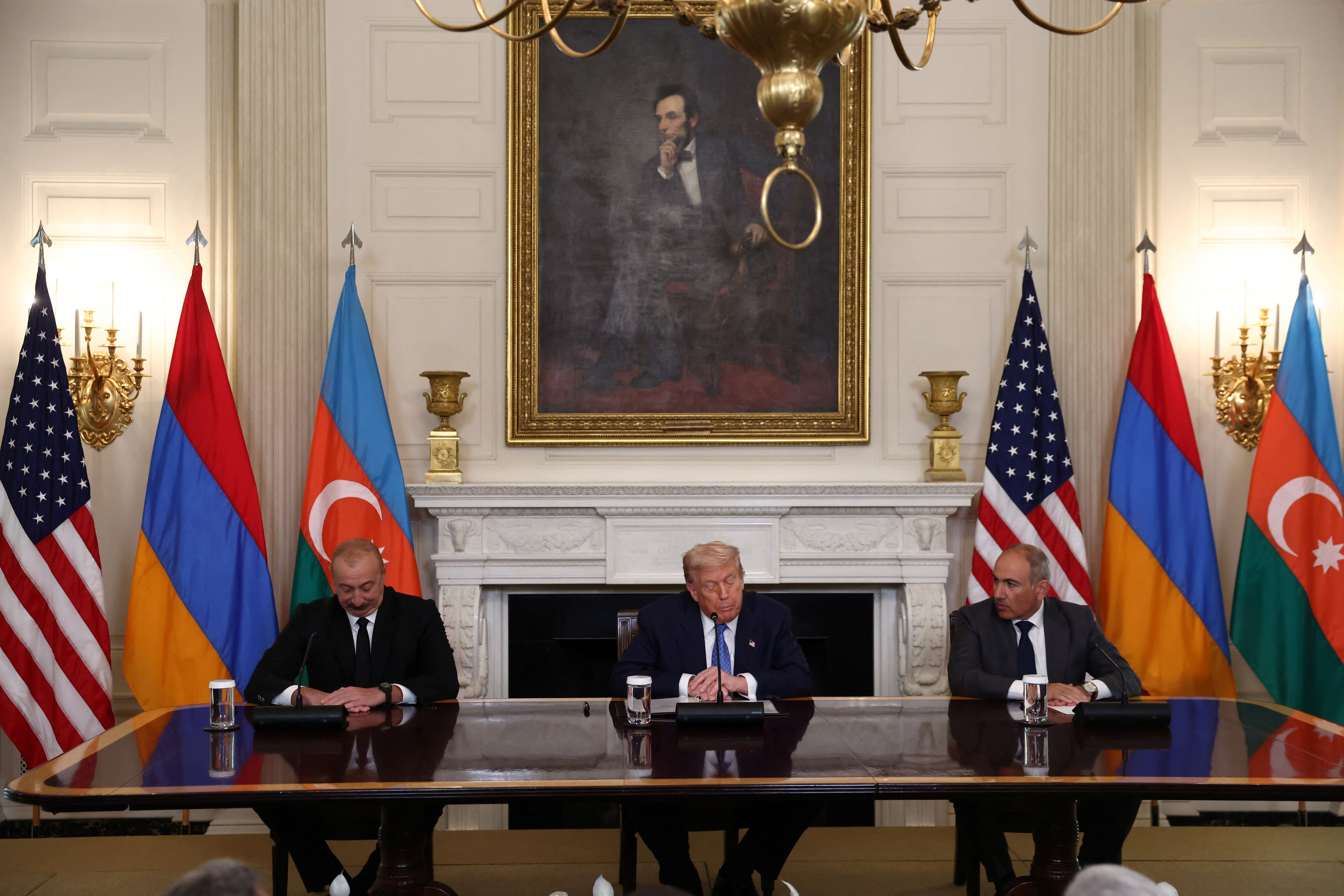 Historisk Fredsaftale Mellem Armenien og Aserbajdsjan Forhandlet i Det Hvide Hus: Trump Ser Mulighed for Fredspris