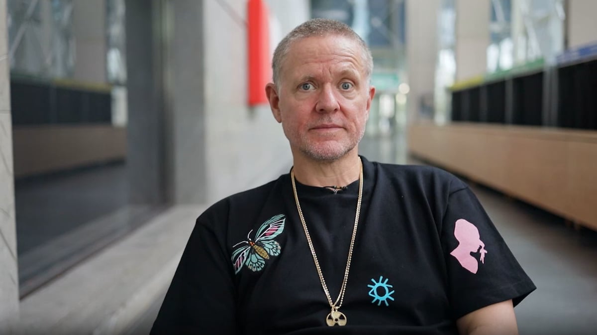 Anders Matthesen laver sjov med alle: 'Jeg tager fandme også mig selv med i købet hele tiden' | Kultur | DR