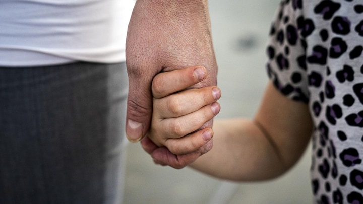 「深感不滿」家庭等待三年多才能獲得困境兒童的幫助:新協議旨在減少等待名單