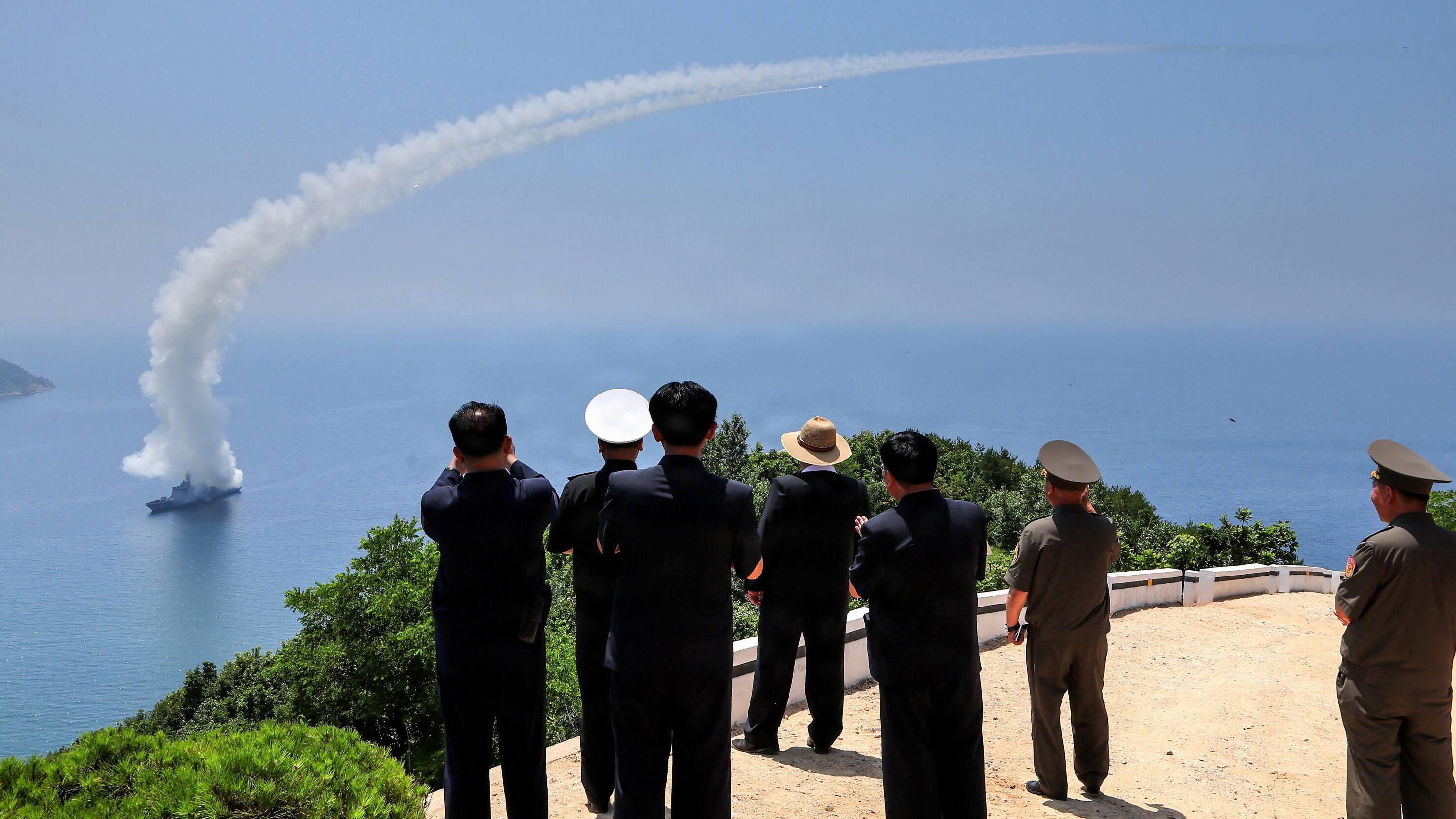 Kim Jong-un overværede test af stort krigsskib