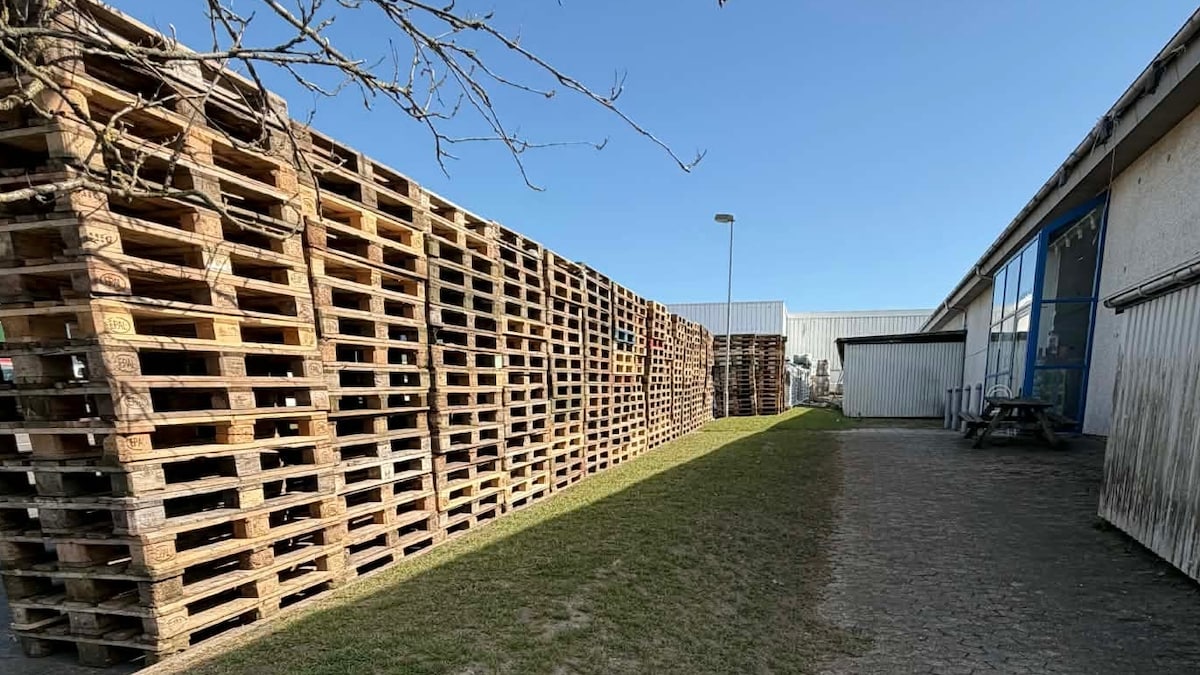Nabostrid mellem to forretninger endte med 'mur af paller' | Indland | DR