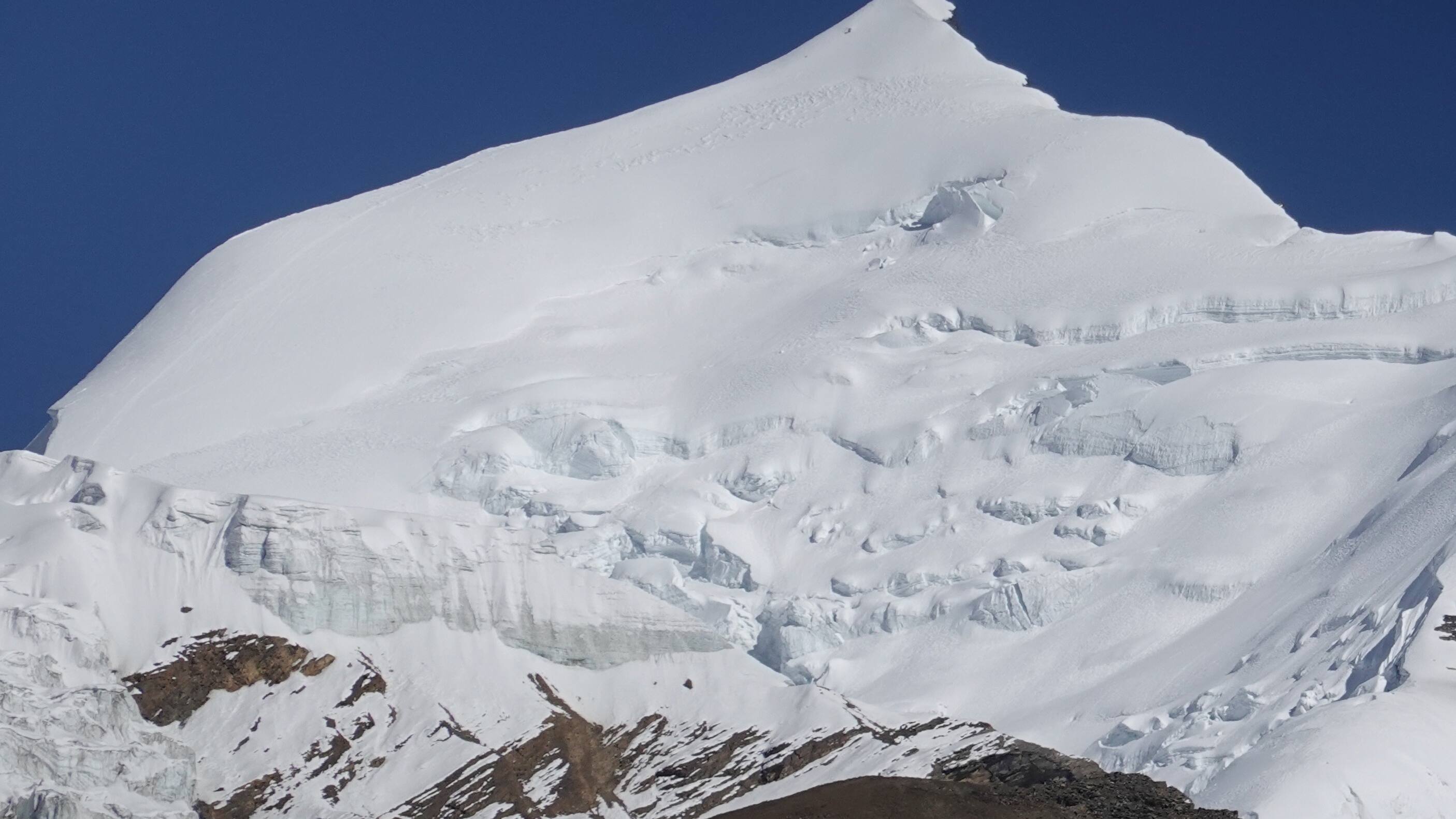 Ti bjergbestigere savnet efter lavine rammer over 7.000 meter højt bjerg i Nepal