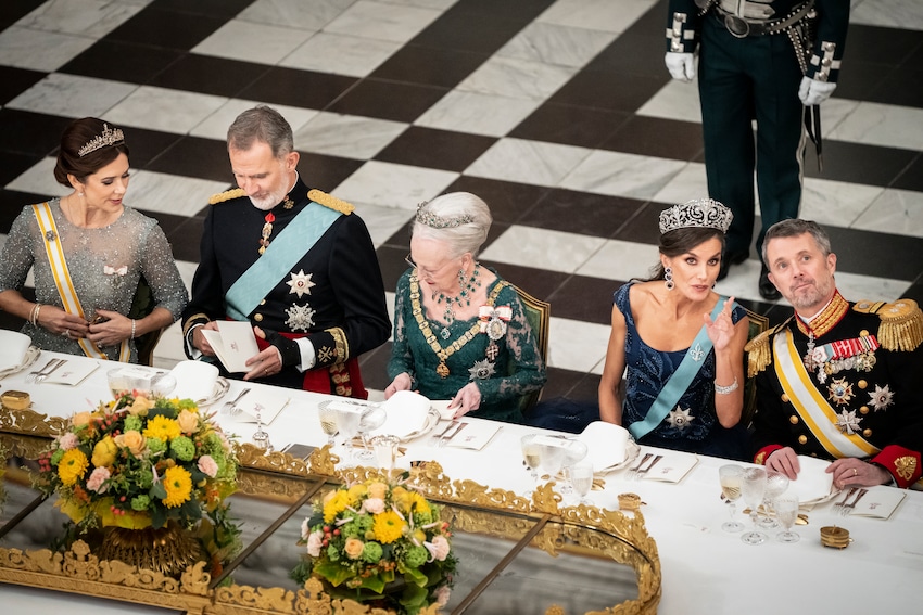 WILL PAPARAZZI PHOTOS OF MEXICAN TV STAR AND DANISH KING BE THE END OF DENMARK’S DISGUSTING MONARCHY? [Danish article, use a browser extension for translation] 🇩🇰