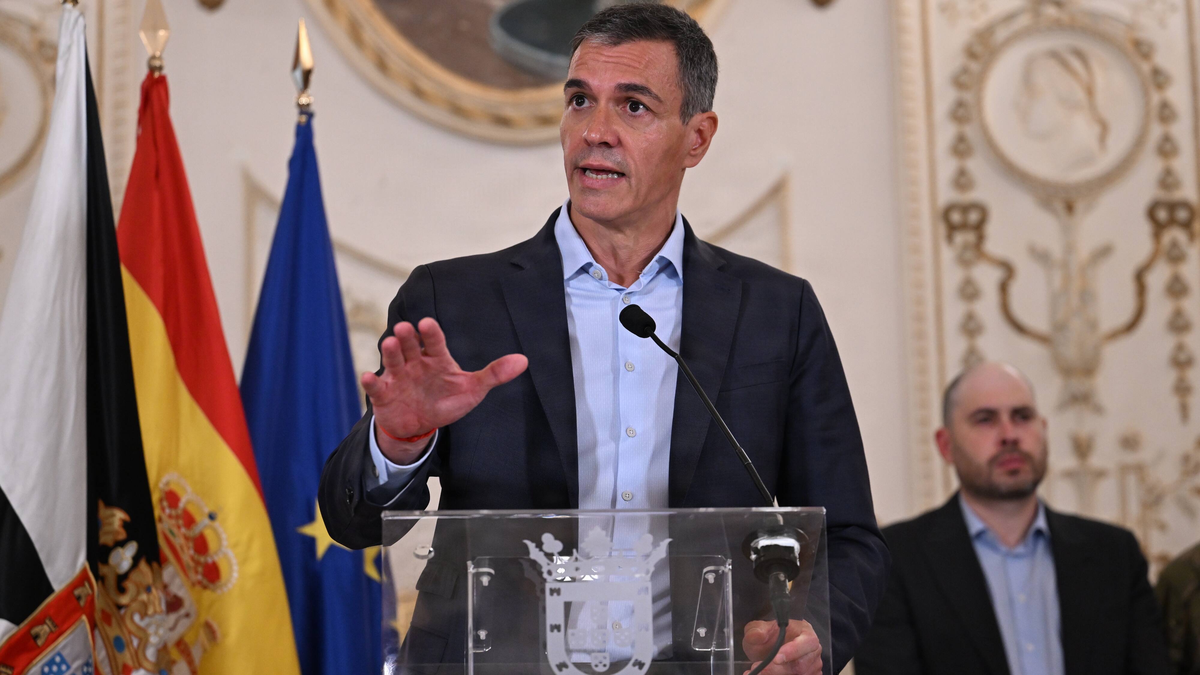 Spansk premierminister gik fra hård kritik til rosende ord fra EU og har nu overlevet endnu en krise