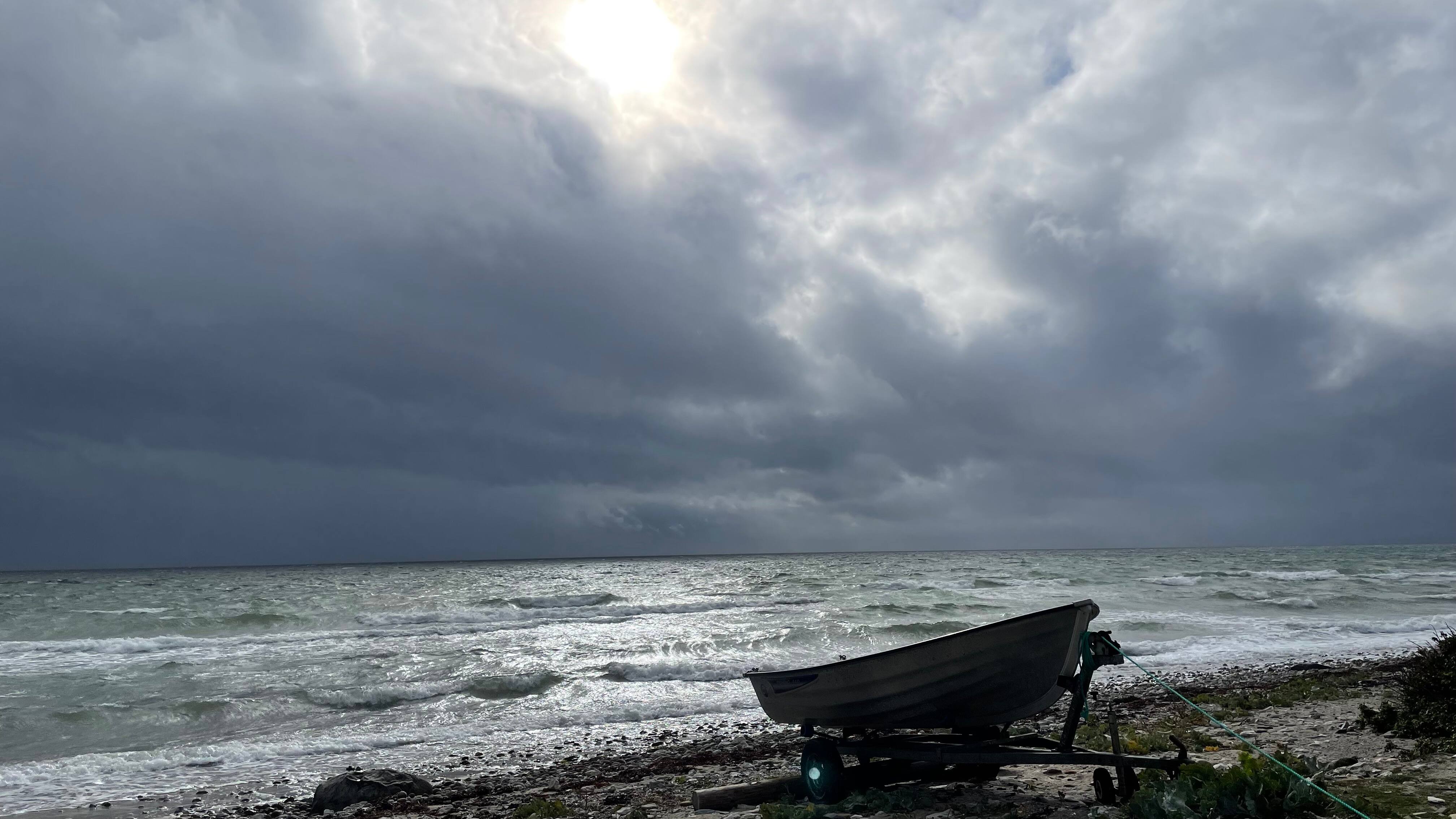 Ind med havemøbler og trampoliner: Storm kan snitte Danmark søndag