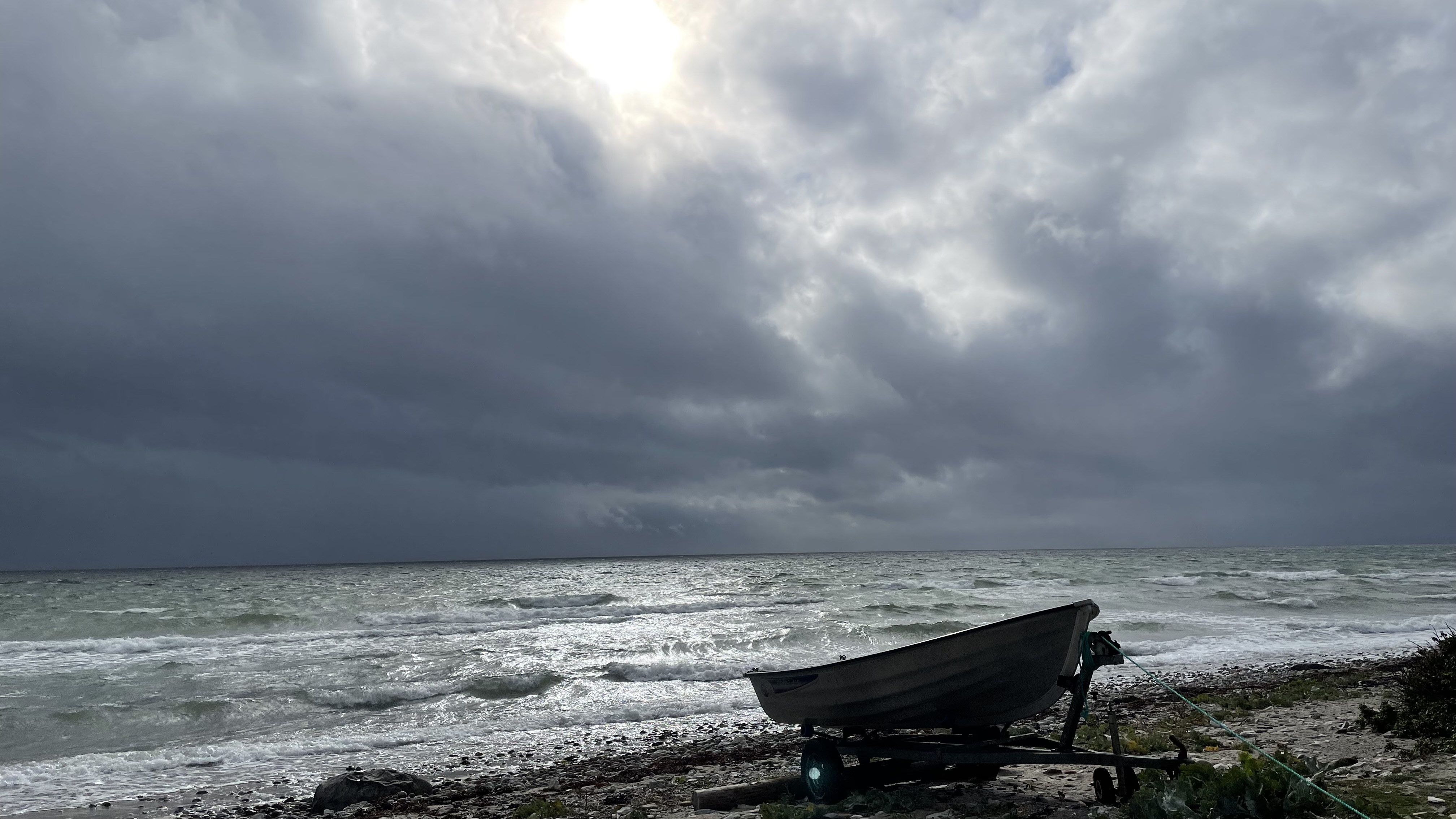 Ind med havemøbler og trampoliner: Storm kan snitte Danmark søndag