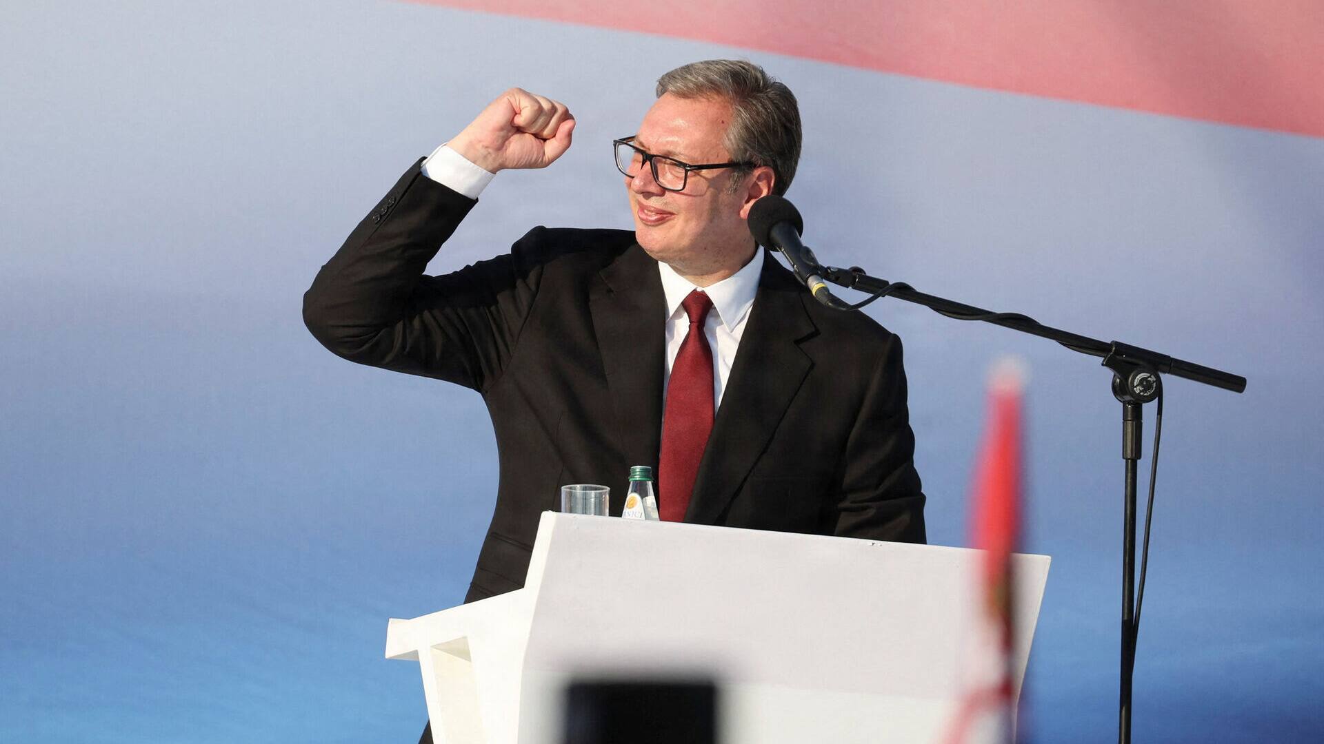Serbiens præsident vil trække sig og udskrive valg