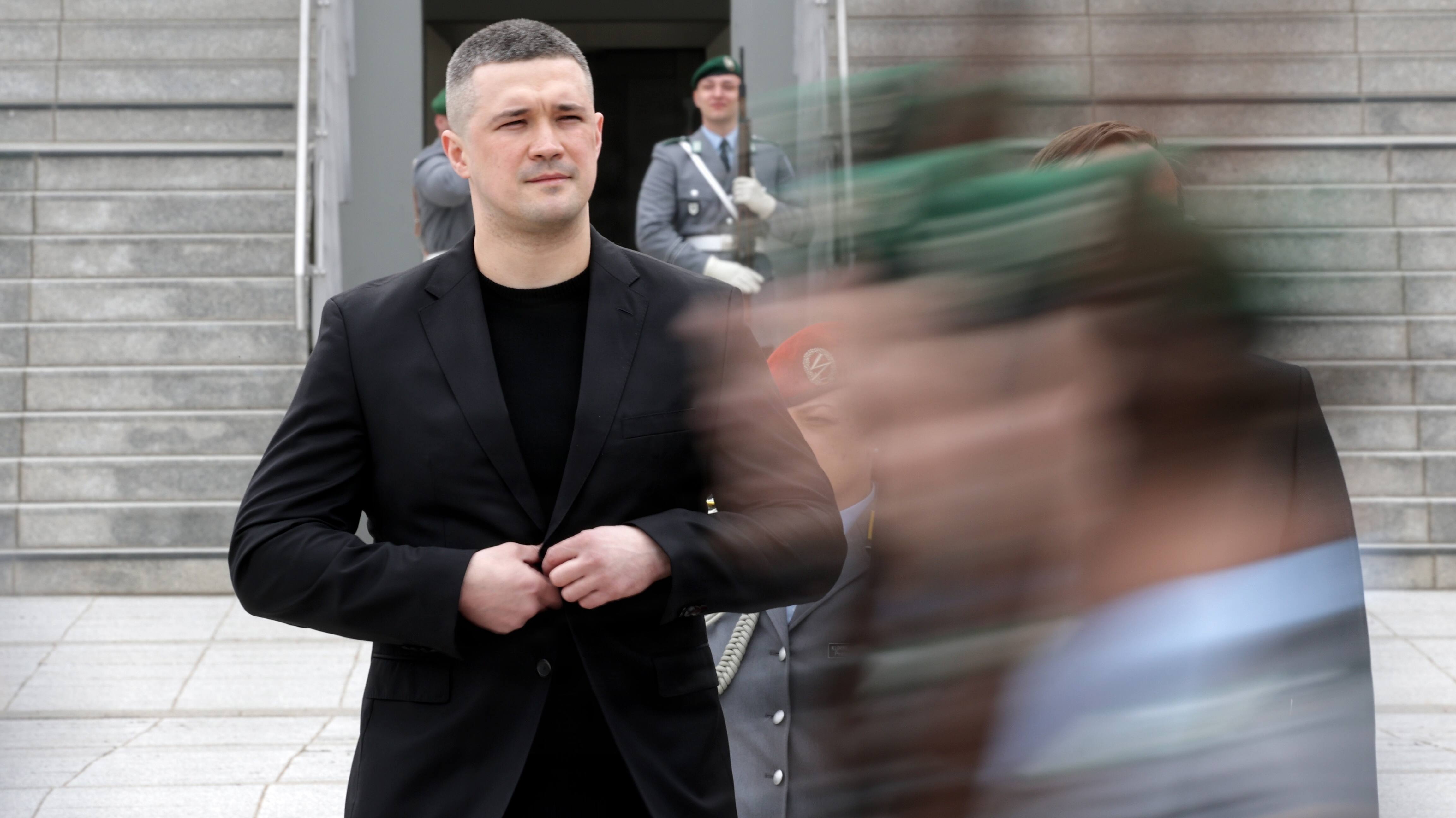 Fyret ukrainsk forsvarschef vil kun acceptere sit gamle job