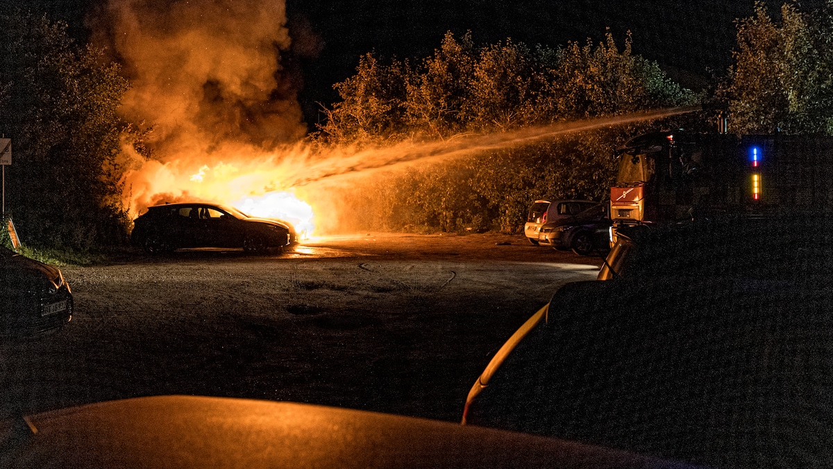 Containere og biler sat i brand efter skudepisode i Tingbjerg
