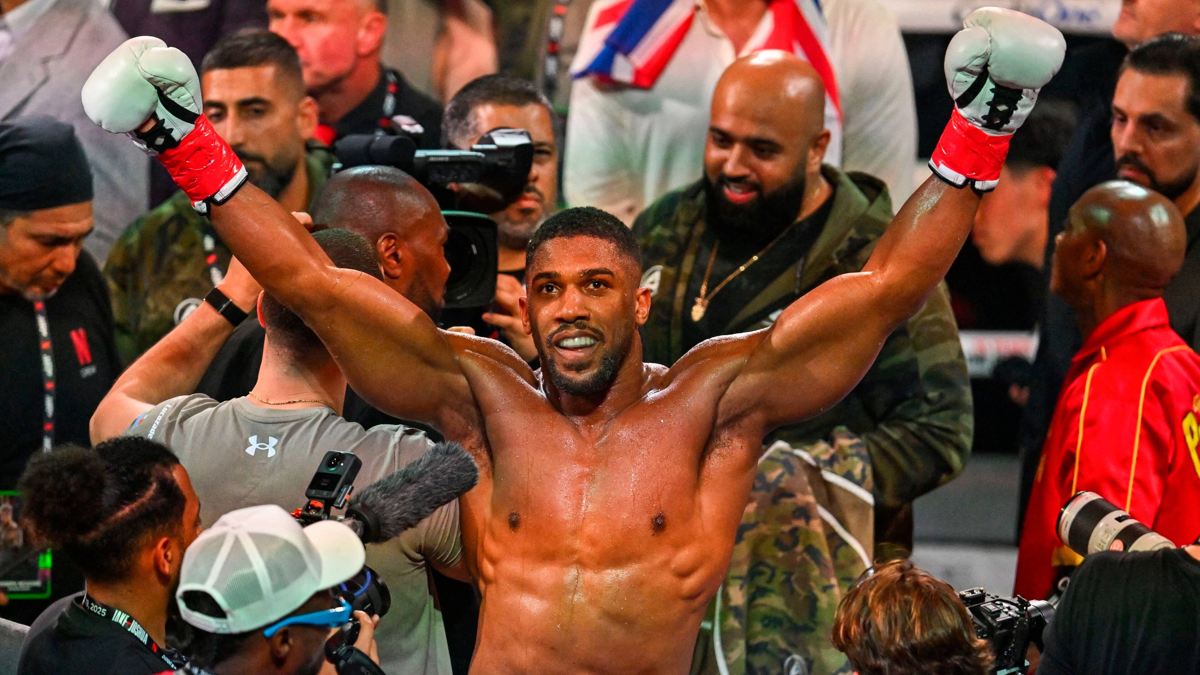 Anthony Joshua gør comeback efter bilulykke, som kostede venner livet