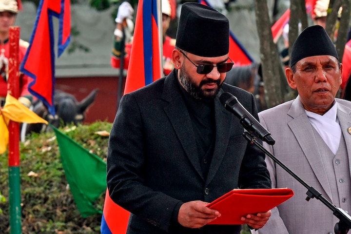 Tidligere rapper og Nepals yngste premierminister taget i ed | Nyheder | DR