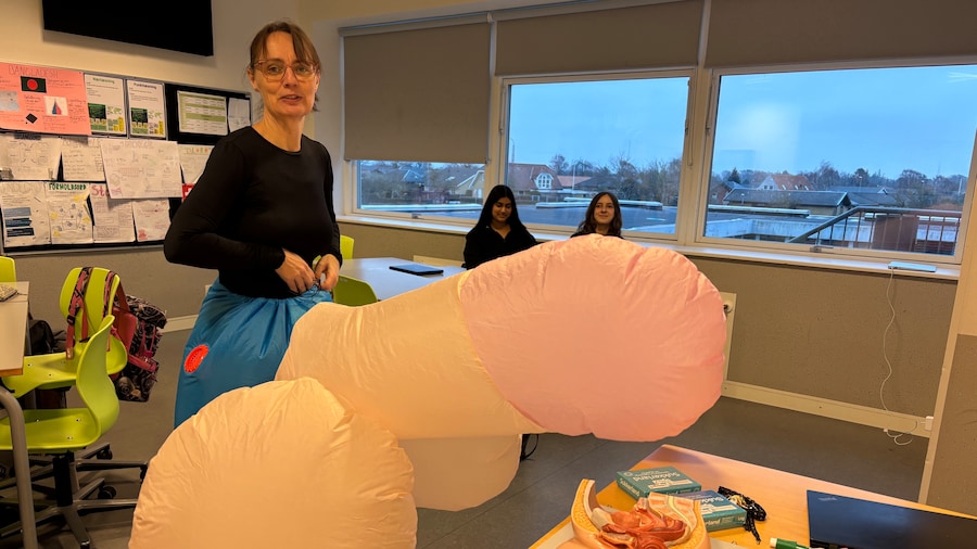THIS IS HOW DANISH TEACHERS DRESS TO TEACH CHILDREN ABOUT SEX IN THE WORLD’S HAPPIEST COUNTRY [Danish article, use a browser extension for translation] 🥳🇩🇰