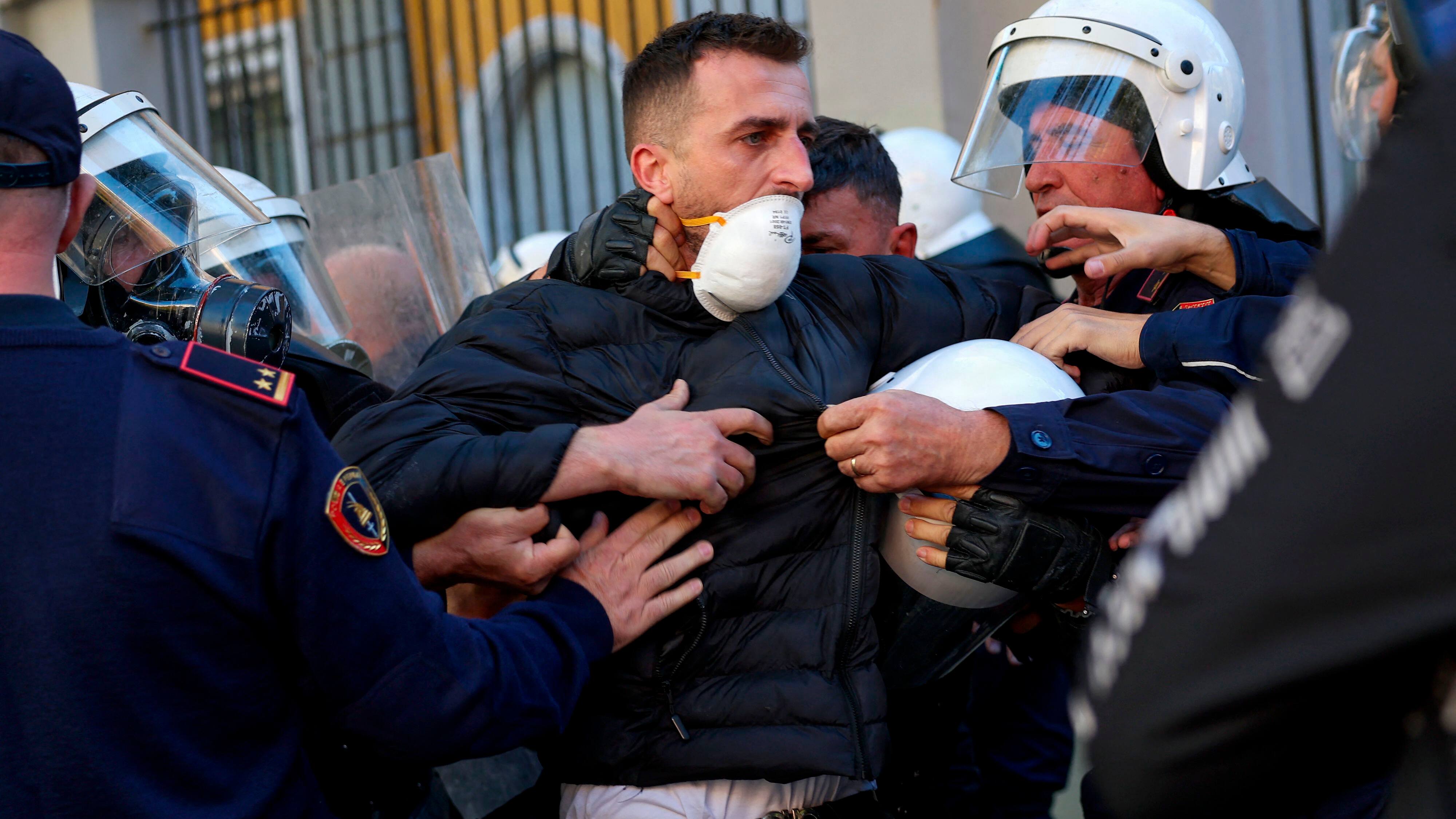 Demonstranter sætter ild til Albaniens undervisningsministerium
