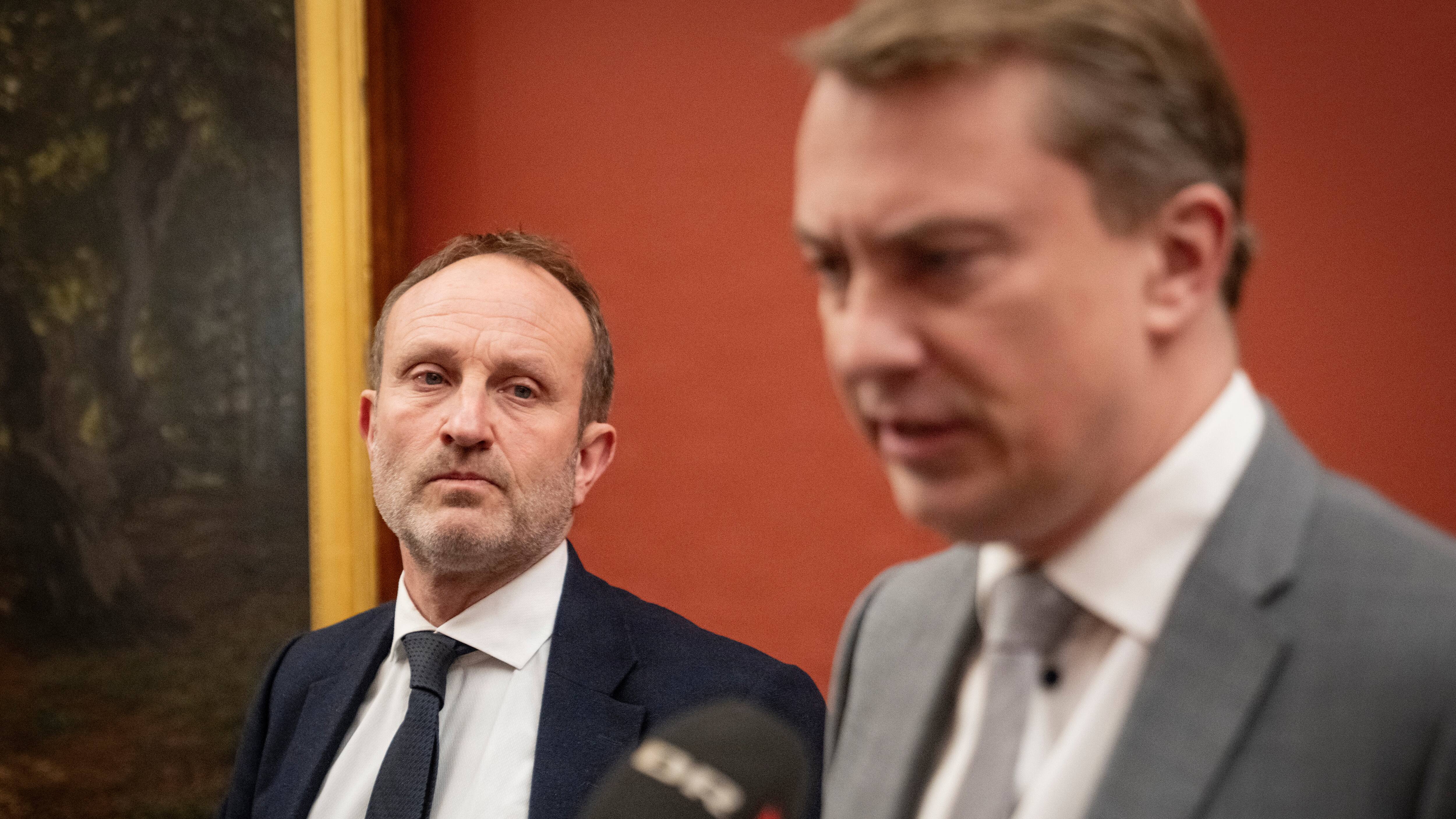 Historisk retssag mellem partiledere bliver afgjort i dag