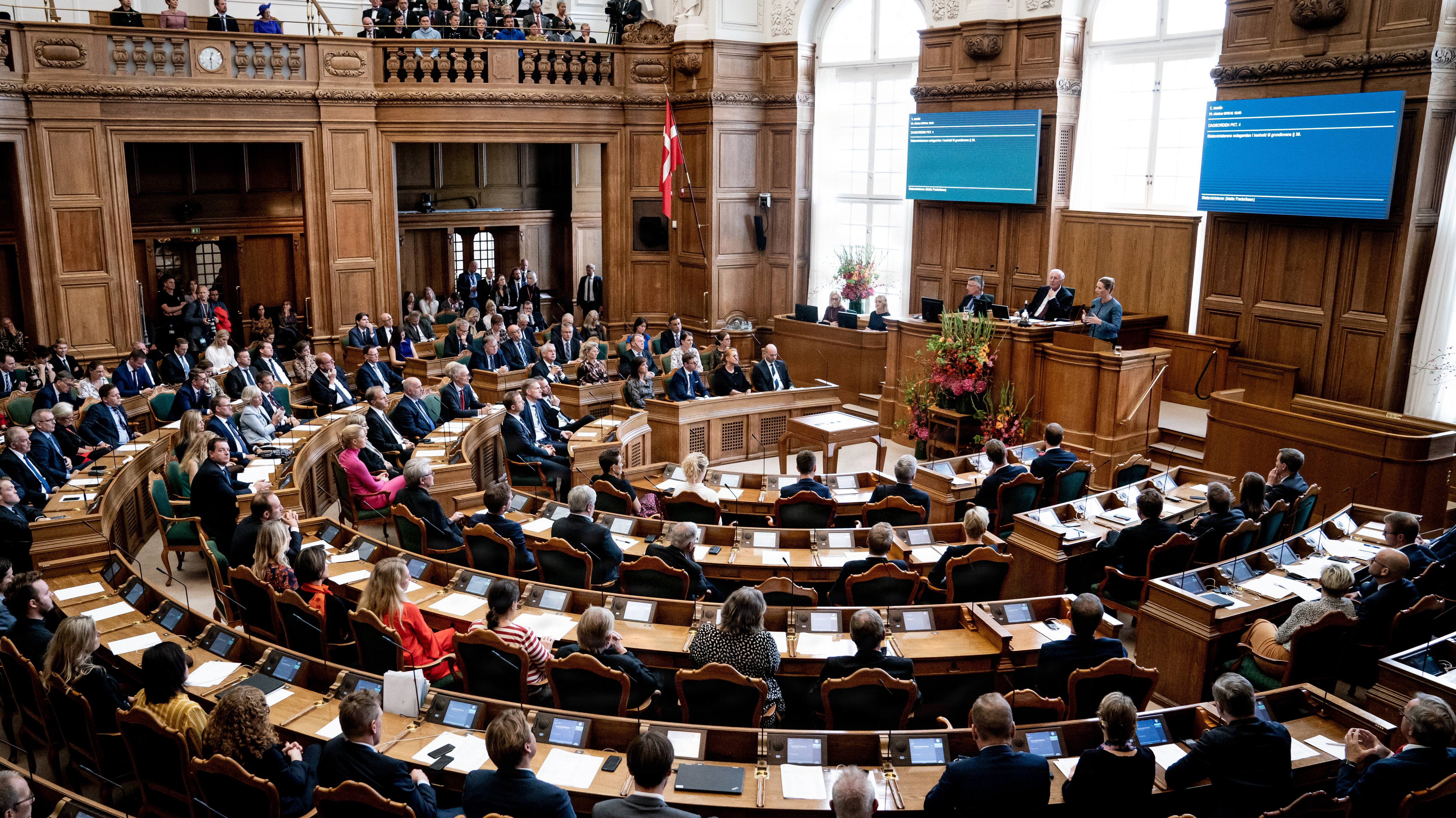 Efter migrantstrømme: Folketingets partier skal indkaldes til hastemøde