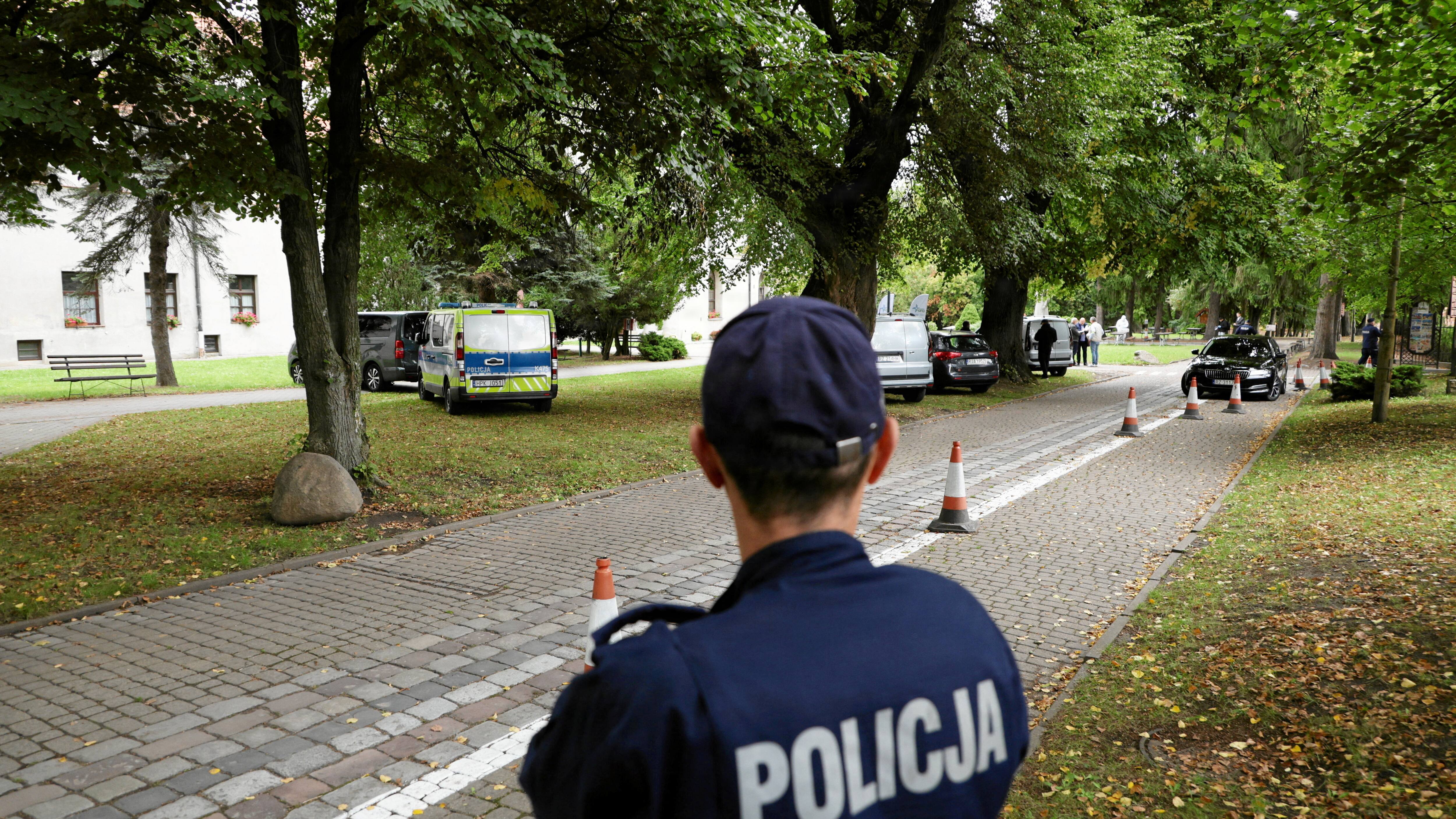 En dræbt og fire såret ved knivangreb i kloster i Polen