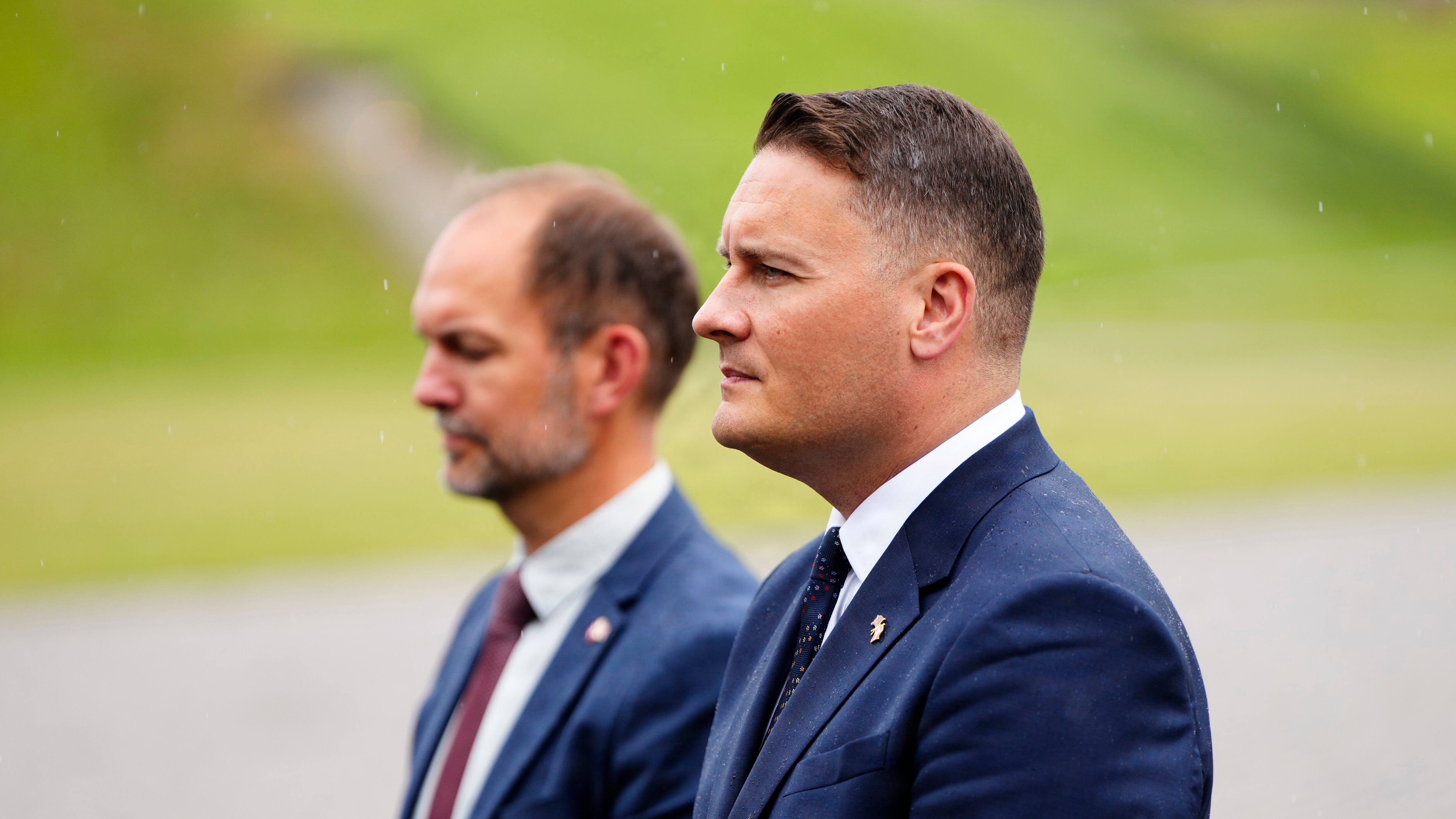Ny britisk forsvarsminister står stålfast bag Danmark og Grønland, men vil ikke svare på, om han er klar til at sende tropper til at forsvare øen