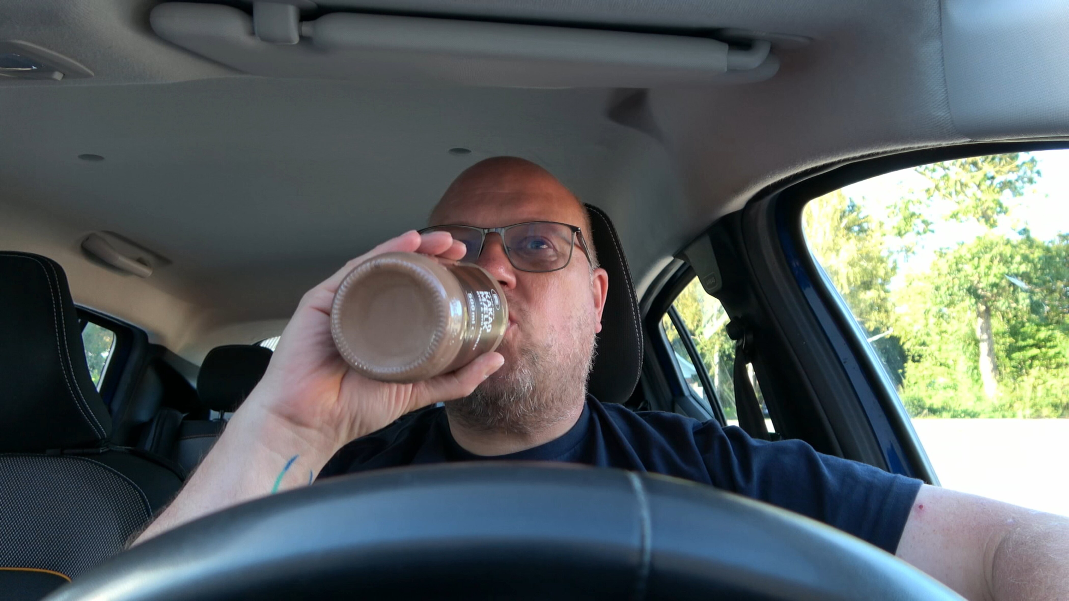 Spiser du i bilen? Videoer går viralt på nettet