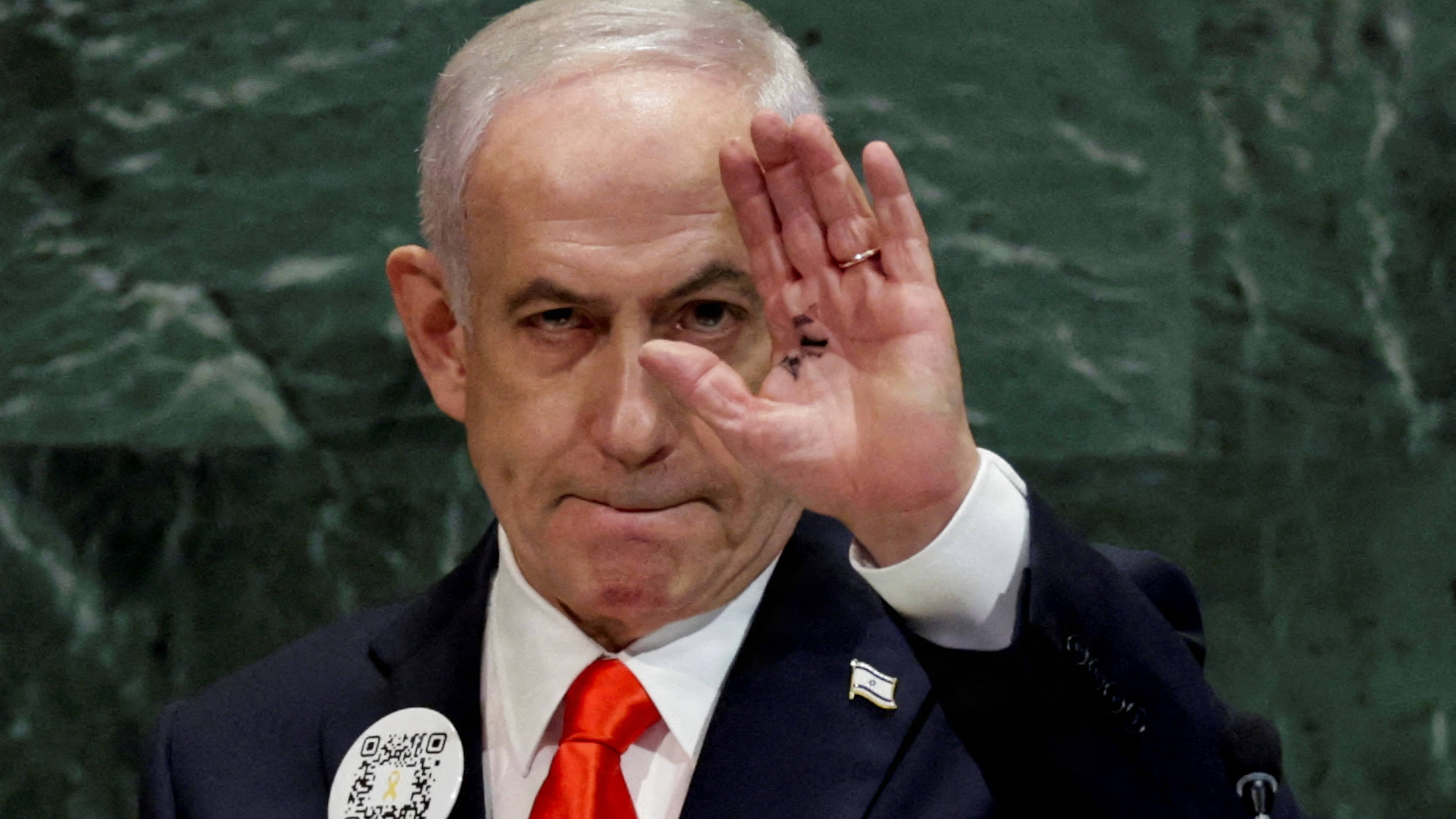 Netanyahu skyder med skarpt: Beder 'moralske kujoner' forlade salen — Benjamin Netanyahu indtager talerstolen ved FN's generalforsamling under buhråb og…